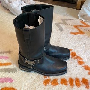 • Milwaukee • women’s black leather harness motorcycle boots EUC